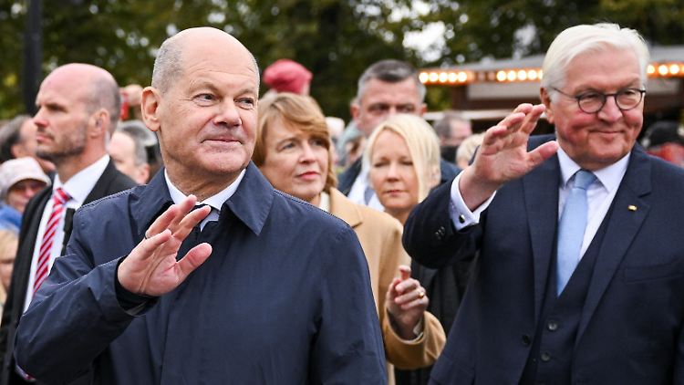 Kanzler Scholz kam unter anderem mit Bundespräsident Steinmeier nach Schwerin, um den Tag der Deutschen Einheit zu feiern.