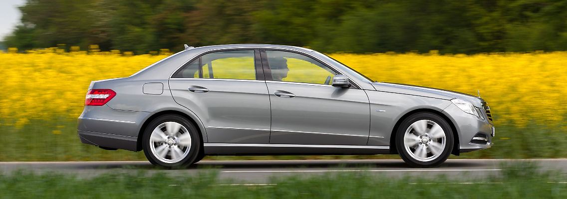 Hallo, Taxi! Nein, das ist nicht gemein, denn über Jahrzehnte prägte die Mercedes-Mittelklasse die deutsche Taxi-Szene. Was aber müssen private Käufer bei der gebrauchten E-Klasse wissen?