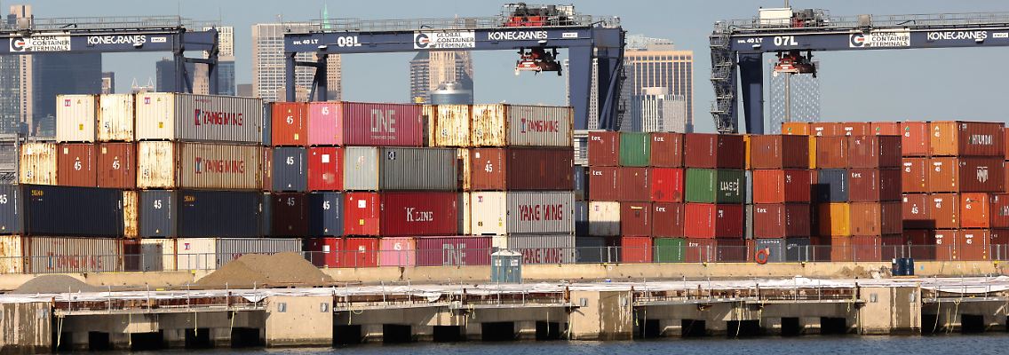 2024-09-30T224538Z_953251843_RC29BAAON7L1_RTRMADP_3_USA-PORTS-LABOR.JPG