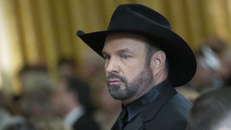 Countrysänger Garth Brooks wird von seiner Visagistin verklagt - sie wirft im Vergewaltigung vor.