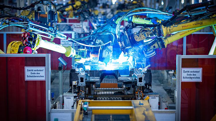 Trotz der technologischen Entwicklung sinkt die sogenannte Stundenproduktivität in Deutschland. Mit Faulheit der Beschäftigten hat das eher weniger zu tun.   