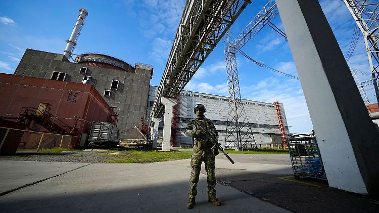 Ein russischer Soldat bewacht im Mai 2022 das besetzte Kernkraftwerk Saporischschja in der Südukraine. 