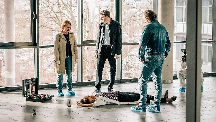 Kriminalhauptkommissarin Paula Ringelhahn (Dagmar Manzel) und ihre Kollegen bei der Arbeit.