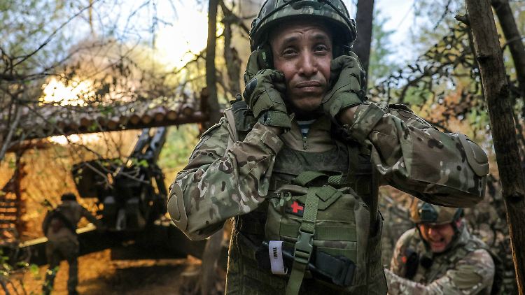 Russische Artilleristen an der Front in der Ukraine. 