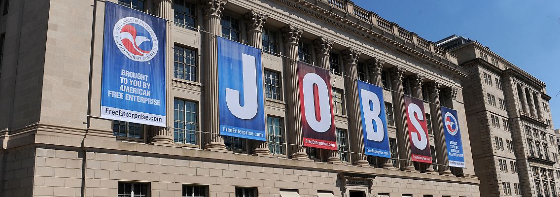 Die Lage auf dem Arbeitsmarkt ist eines der Kriterien, an denen die US-Notenbank ihre Zinspolitik ausrichtet.