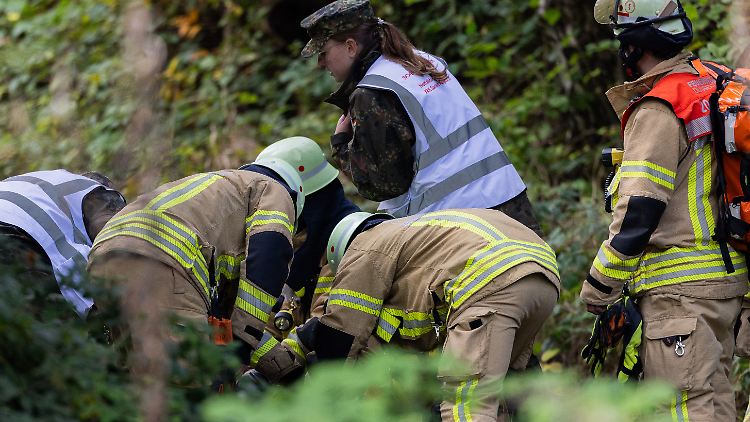 Rettungskräfte versorgen die verletzten Soldaten nach dem Unglück in Düsseldorf.