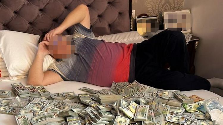 Bei einer Razzia stellten die Behörden große Mengen Bargeld sicher.