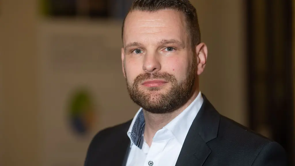 Marcel-Fangohr-Buergermeister-der-Nordseeinsel-Wangerooge-steht-im-niedersaechsischen-Umweltministerium