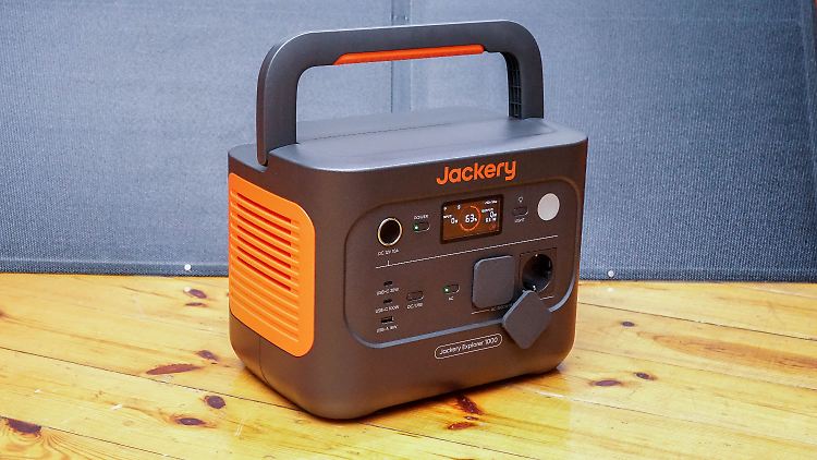 Die Jackery Explorer 1000v2 hat einen komfortablen Tragegriff.