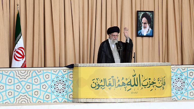 Ajatollah Ali Chamenei während des Freitagsgebets in Teheran.