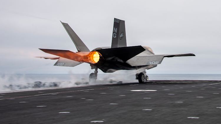Ein startender Kampfjet auf dem US-Flugzeugträger Abraham Lincoln.