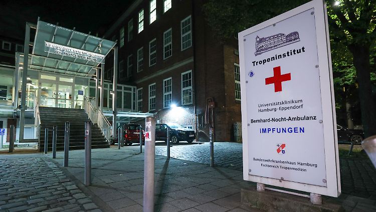 Der Mann und seine Begleiterin wurden umgehend isoliert und zur weiteren Untersuchung in einen Spezialbereich des Universitätsklinikums Hamburg-Eppendorf (UKE) gebracht.