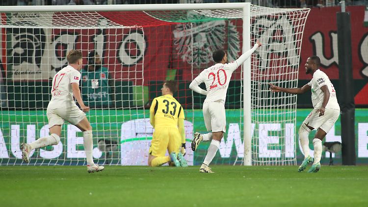 Das Jokertor durch Alexis Claude-Maurice zum 2:0 lässt die Augsburger Fans toben.