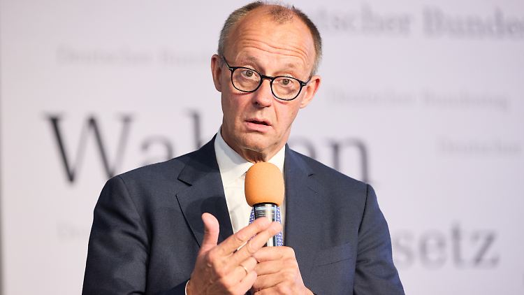 Will sich gegen Kanzler Scholz auch dank seiner beruflichen Erfahrungen durchsetzen: Kanzlerkandidat Merz. 