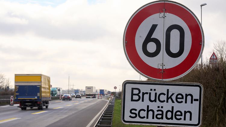 Wenn nicht jetzt massiv, längerfristig und planbar investiert werde, drohen weitere Verschlechterungen auf Kosten der nächsten Generation, sagt NRW-Verkehrsminister Oliver Krischer.