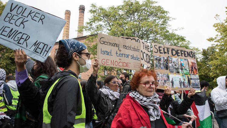 Pro-palästinensische und pro-israelische Demonstranten am 16. September in der Nähe der Technischen Universität Berlin nach einem Vortrag des ehemaligen Grünen-Politikers Volker Beck.
