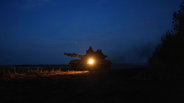 Ein ukrainischer Panzer kehrt von einer Stellung in der Nähe von Pokrowsk zurück.