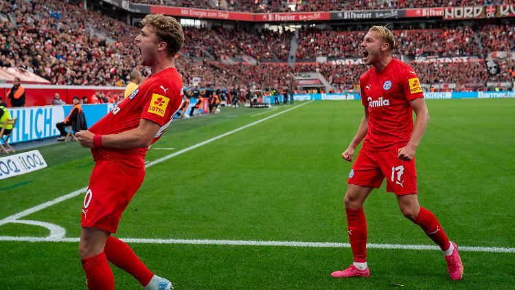 Arp stellt gegen Leverkusen das Remis her.