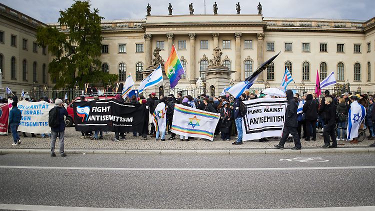 Teilnehmer einer proisraelischen Kundgebung vor der Humboldt-Universität.