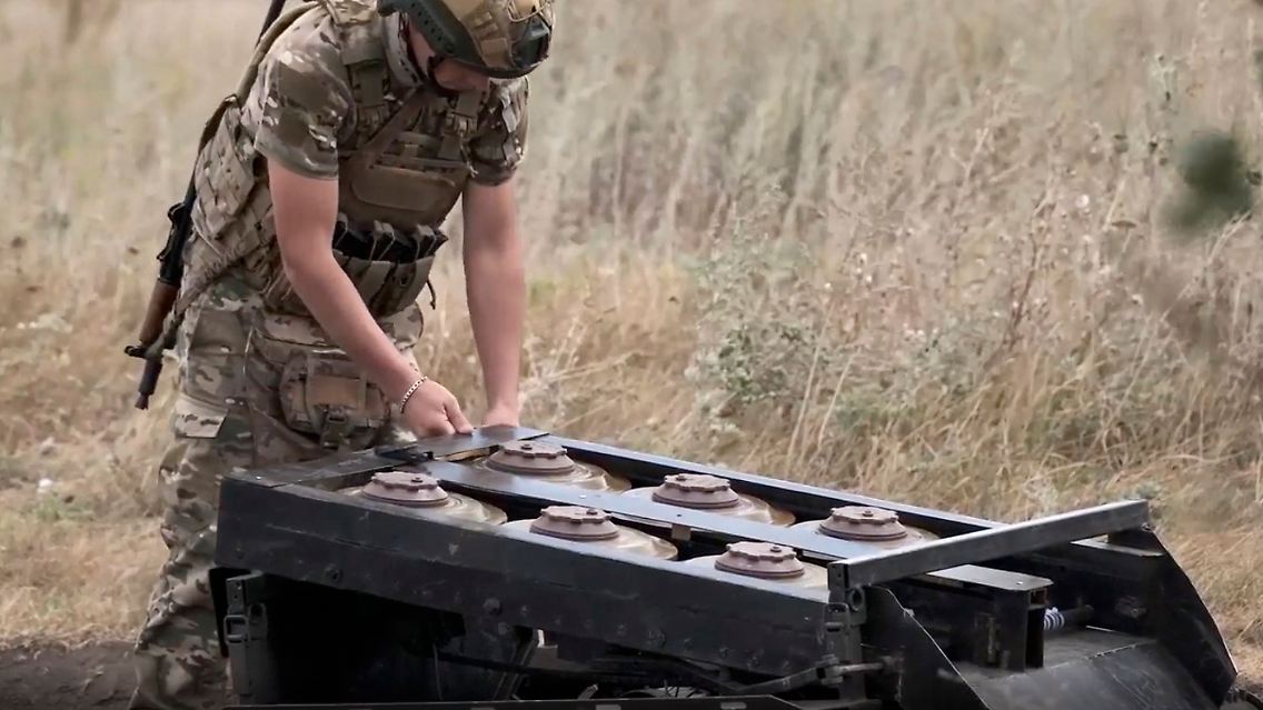 Ein russischer Soldat bereitet ein Minenverlegesystem in der Region Donezk vor.