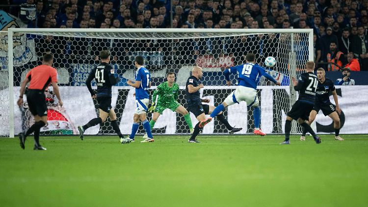 Schönes Tor, aber am Ende wieder kein Sieg: Schalke 04 hängt im Tabellen-Niemansland fest.