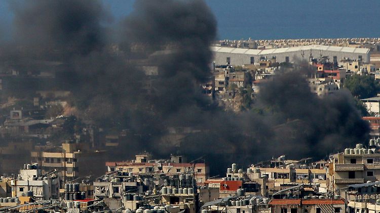 Nach einem israelischen Angriff steigt Rauch über Baabda, einem Vorort von Beirut auf.