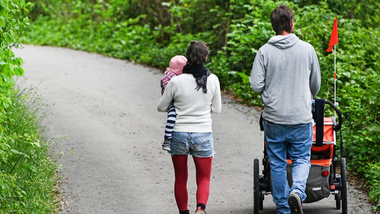 Nach dem Entwurf des Justizministeriums sollen auch unverheiratete Paare künftig Kinder adoptieren dürfen.