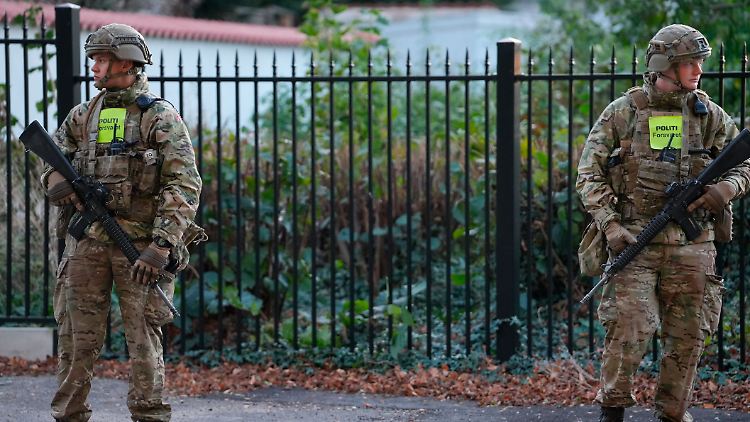 Dänische Militärpolizisten sichern die israelische Botschaft in Kopenhagen, nachdem es in der Nähe zu Explosionen kam. 