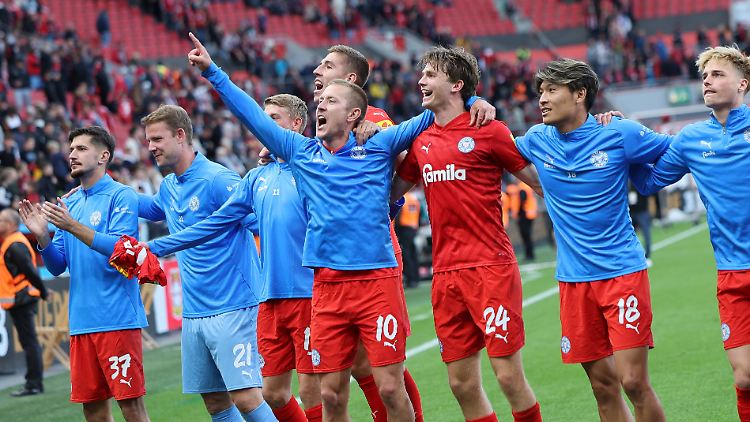 Lewis Holtby und seine Kieler sind in Feierlaune.