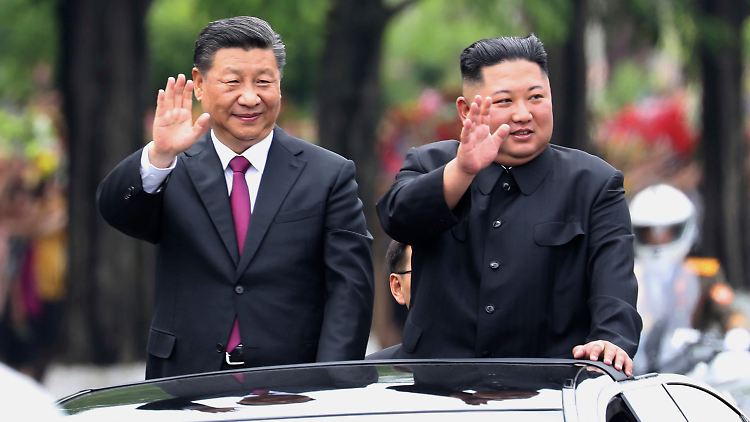 Chinas Staatschef Xi (l.) und Nordkoreas Machthaber Kim fahren im Juni 2019 gemeinsam durch Pjöngjang.