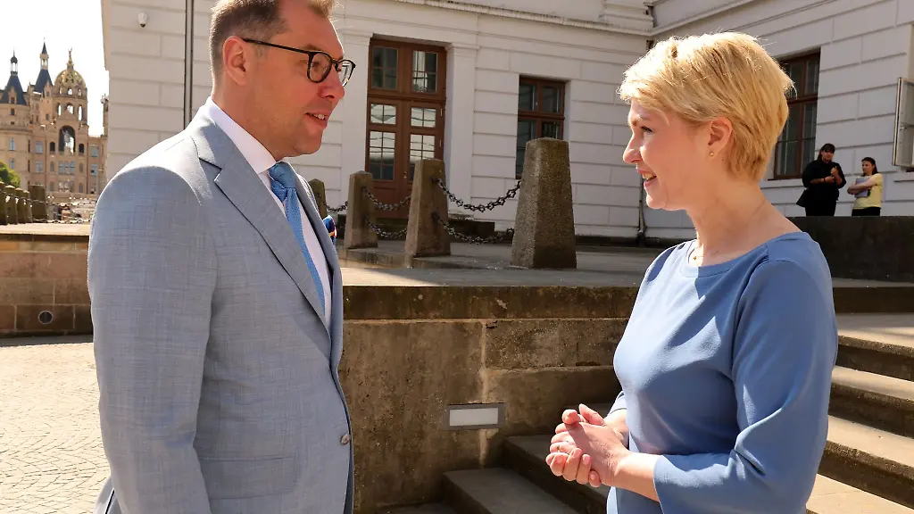 Oleksii-Makeiev-l-ukrainischer-Botschafter-wird-von-Manuela-Schwesig-SPD-MV-Ministerpraesidentin-empfangen