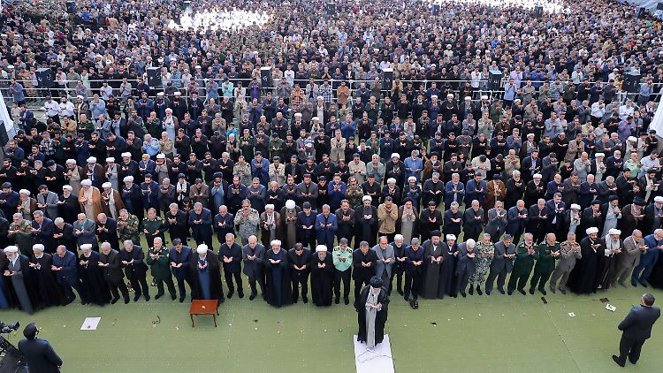 Zum ersten Mal seit vier Jahren predigt Ayatollah Chamenei wieder das Freitagsgebet in Teheran.
