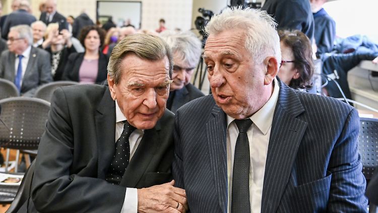 Krenz (r.) und Schröder (l.) bei der Trauerfeier für den ehemaligen DDR-Ministerpräsidenten Hans Modrow im vergangenen Jahr in Berlin.