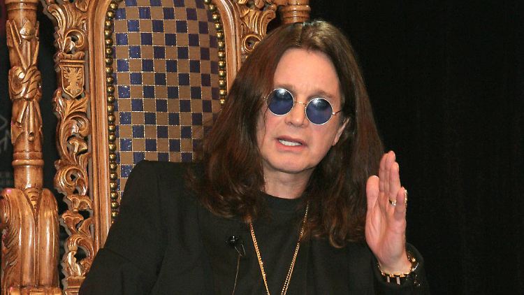Ist auf einen Rollstuhl oder Krücken angewiesen: Rockstar Ozzy Osbourne.
