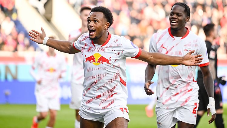 Lois Openda schießt Leipzig zumindest zwischenzeitig an die Tabellenspitze.