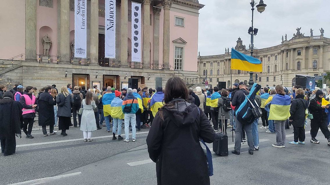 Demonstranten mit ukrainischen Flaggen vor der Staatsoper in Berlin.