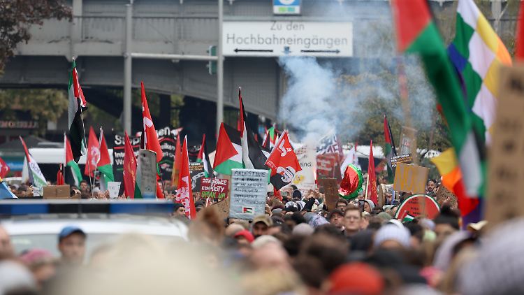 In Berlin geraten Demonstranten und Polizei zusammen.