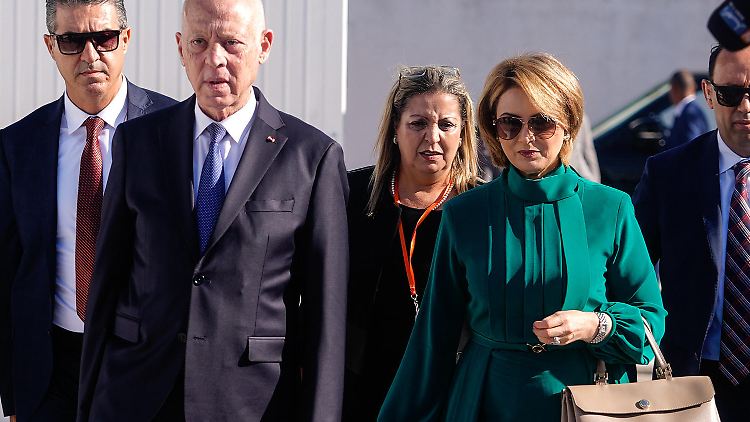 Präsident Kais Saied und seine Ehefrau Ichraf Said auf dem Weg zum Wahllokal. 
