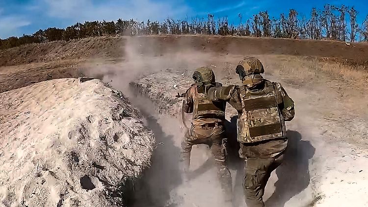 Auf diesem vom Moskauer Verteidigungsministerium veröffentlichten Foto nehmen russische Soldaten an einer Gefechtsausbildung in der Ukraine teil.