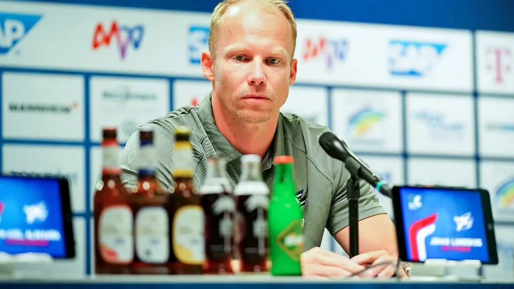 Johan-Lundskog-Trainer-der-Adler-Mannheim-spricht-auf-einer-Pressekonferenz