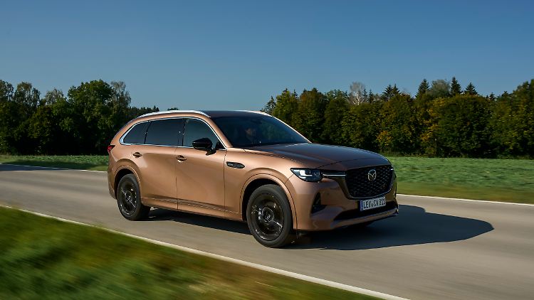 Großer Kühlergrill, hohe Gürtellinie und futuristische Scheinwerfer sorgen für einen attraktiven Mix. Der CX-80 wirkt zeitlos konservativ, aber nicht unmodern.