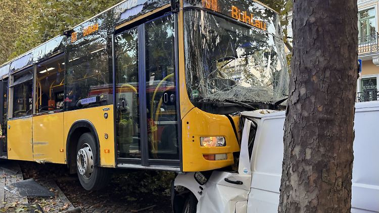 In Dresden ist ein Linienbus auf einen Kleintransporter gefahren.