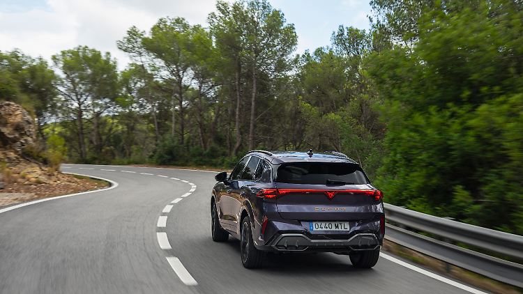 Der Cupra Terramar hat auch bei den Heckleuchten, die mit einer Lichtspange verbunden sind, die Dreiecks-Optik.