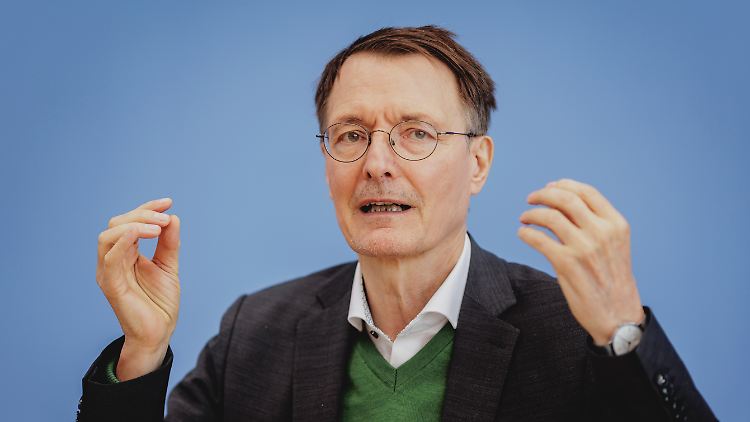 Karl Lauterbach will bald vorstellen, wie die Krise in der Pflegeversicherung abgewendet werden kann.