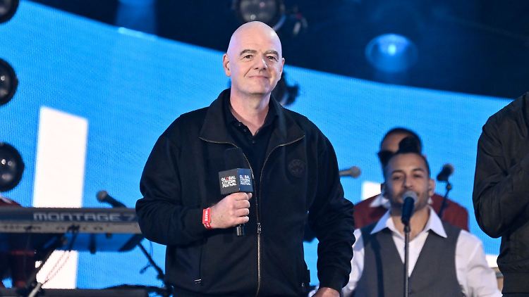 FIFA-Chef Gianni Infantino steht vor der neuen Klub-WM unter Druck.
