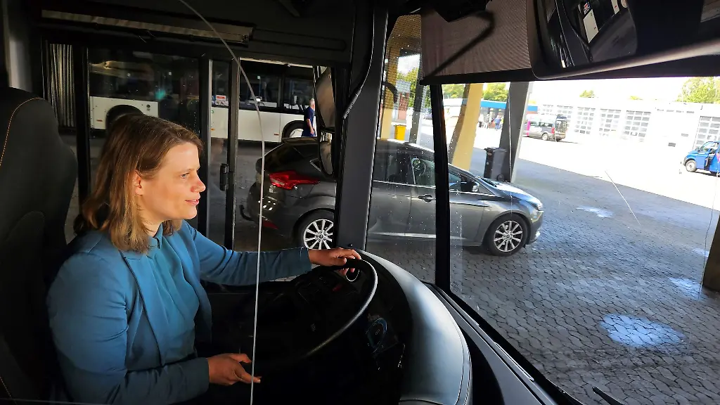 Niedersachsens-Kultusministerin-Julia-Willie-Hamburg-faehrt-einen-Elektro-Bus-auf-einem-Betriebshof