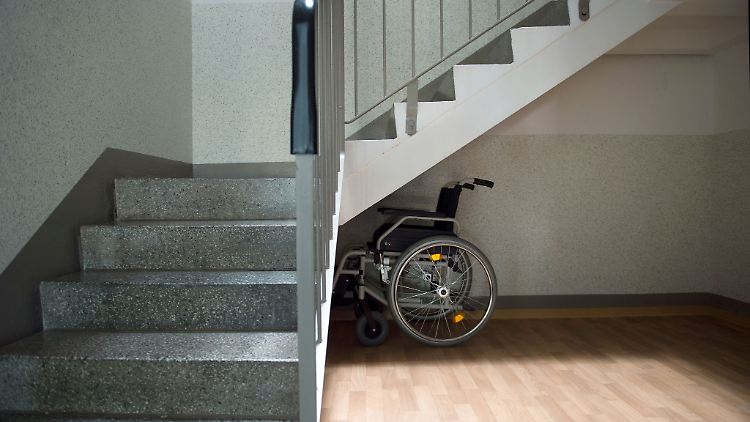Der gesetzlichen Pflegeversicherung geht das Geld aus: Versicherte müssen mit Beitragserhöhungen um bis zu 0,3 Prozentpunkte rechnen.
