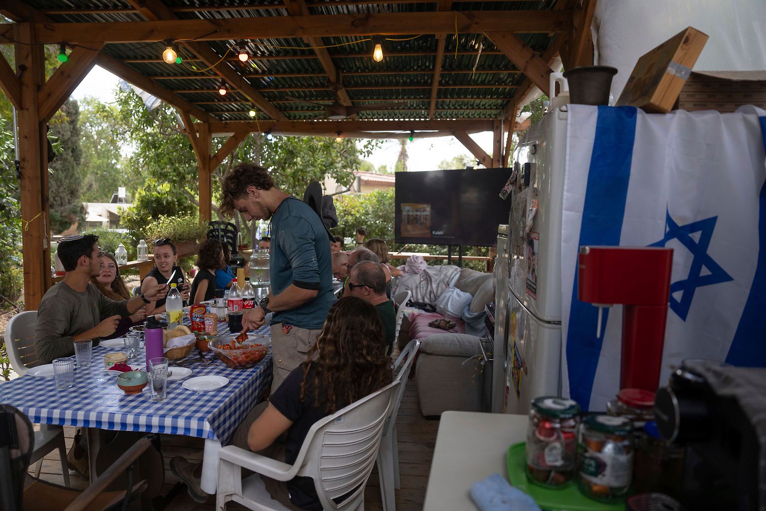 Im noch immer weitgehend unbewohnten Kibbuz Kfar Aza, im Süden Israels, essen die wenigen Menschen gemeinsam zu Mittag.