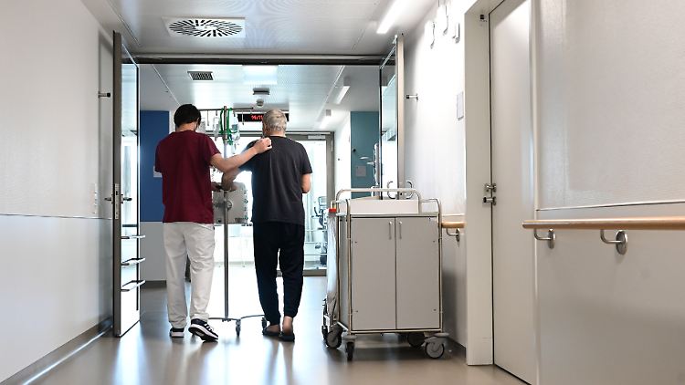 Gesetzliche Krankenkassen und Sozialverbände fordern Sofortmaßnahmen der Bundesregierung, um die Pflegeversicherung aufrechtzuerhalten.
