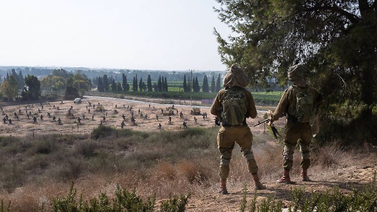 Soldaten wachen im Kibbuz Yad Mordechai - und blicken auf eine Darstellung des Verteidigungskampfes des Kibbuz im Jahr 1948.